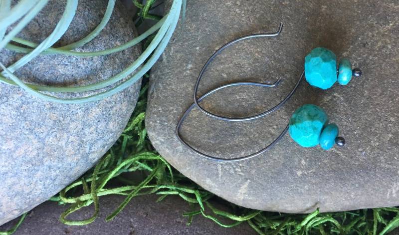 Oxidiertem Sterlingsilber Creolen Ohrhaken Mit Gestapelten Türkis Steinen Oxidiertem Sterlingsilber Creolen Ohrhaken Mit Gestapelten Türkis Steinen von LDBJewelry