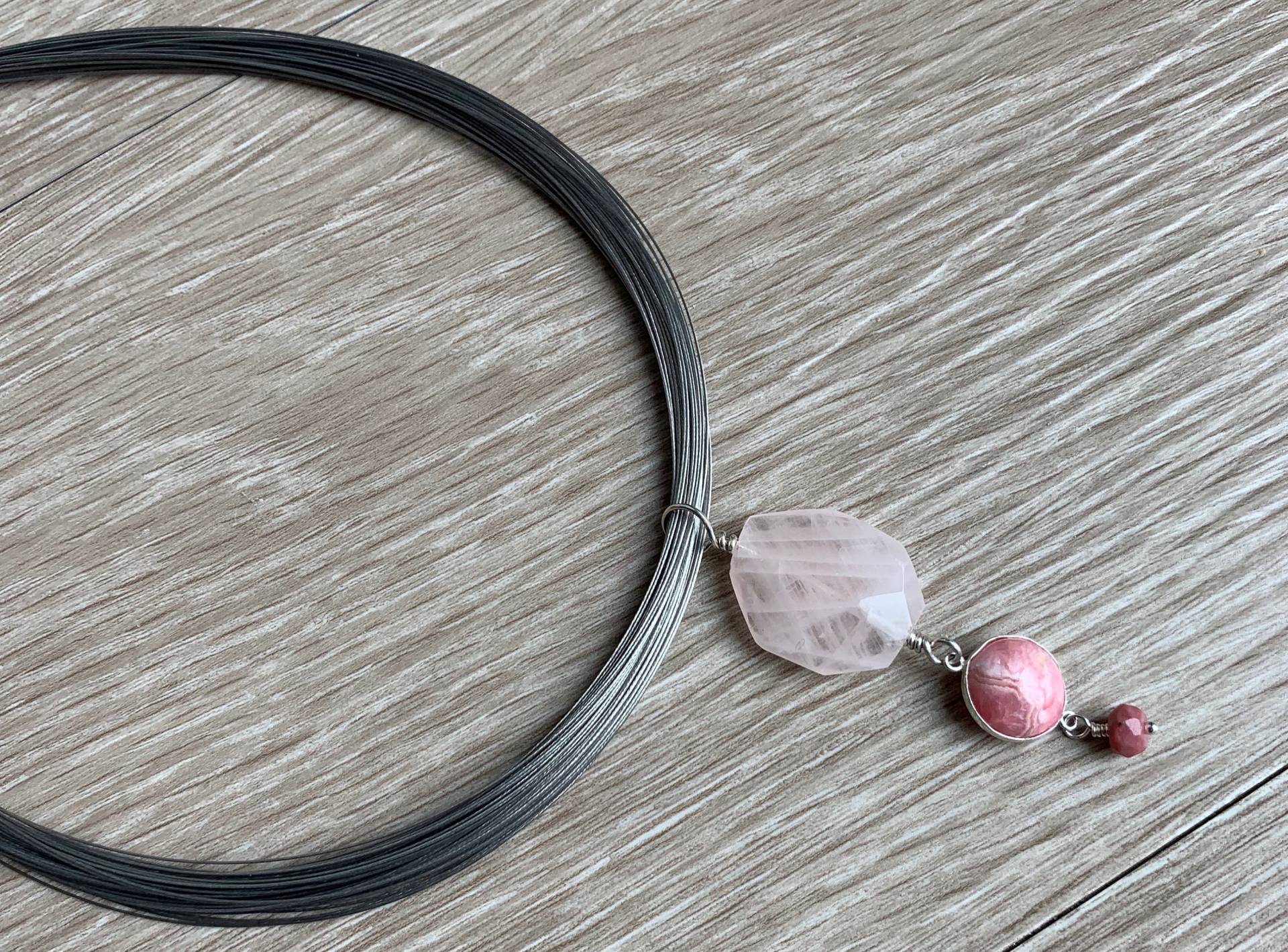Rosenquarz Rhodochrosit Cabochon Und Rhodonit Anhänger Auf Grauen Kragen Rosenquarz Rhodochrosit Cabochon Und Rhodonit Anhänger Auf Grauen Kragen von LDBJewelry