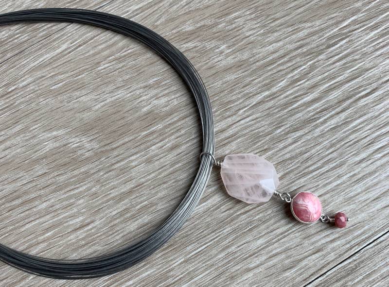 Rosenquarz Rhodochrosit Cabochon Und Rhodonit Anhänger Auf Grauen Kragen Rosenquarz Rhodochrosit Cabochon Und Rhodonit Anhänger Auf Grauen Kragen von LDBJewelry