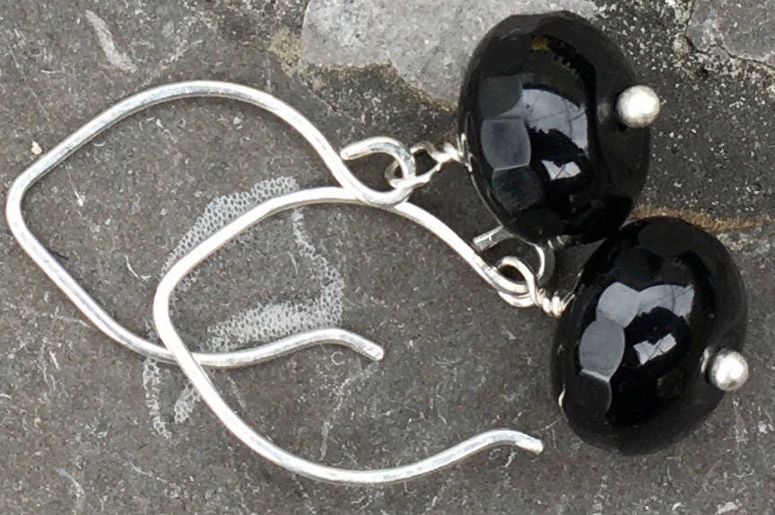 Sterling Silber Kleine Reifen Ohr Drähte Mit Facettierten Schwarzen Onyx Rondelle Stein Ohrringe Sterling Silber Kleine Reifen Ohr Drähte Mit Facettierten Schwarzen Onyx Rondelle Stein Ohrringe von LDBJewelry