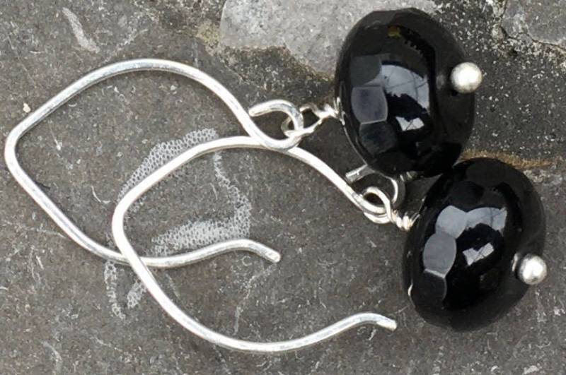 Sterling Silber Kleine Reifen Ohr Drähte Mit Facettierten Schwarzen Onyx Rondelle Stein Ohrringe Sterling Silber Kleine Reifen Ohr Drähte Mit Facettierten Schwarzen Onyx Rondelle Stein Ohrringe von LDBJewelry