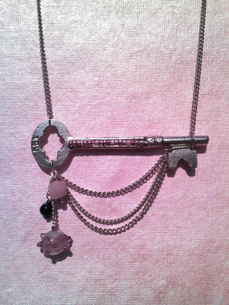 25 % Antique Sideway Skelettschlüssel Halskette Rosa Und Schwarzen Perlen Von Einem Silber Farbigen Schlüssel Baumelt. Ein Einzigartiges Geschenk von LDJJewelry