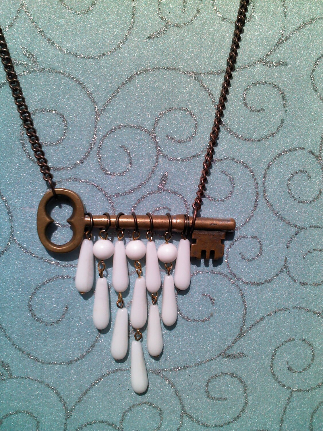 25 % Rabatt Auf Antike Sideway Skelettschlüssel Bib Halskette Weiße Perlen Upcycled Aus Einem Vintage-Clip Ohrring. Perfekte Hochzeit Tag Braut von LDJJewelry