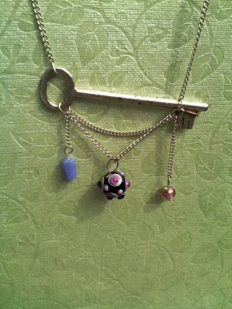 25 % Rabatt Auf Antiken Seitwärts Skelettschlüssel Halskette Lila Perlen Baumeln in Verschiedenen Längen Vom Hals Des Schlüssels von LDJJewelry