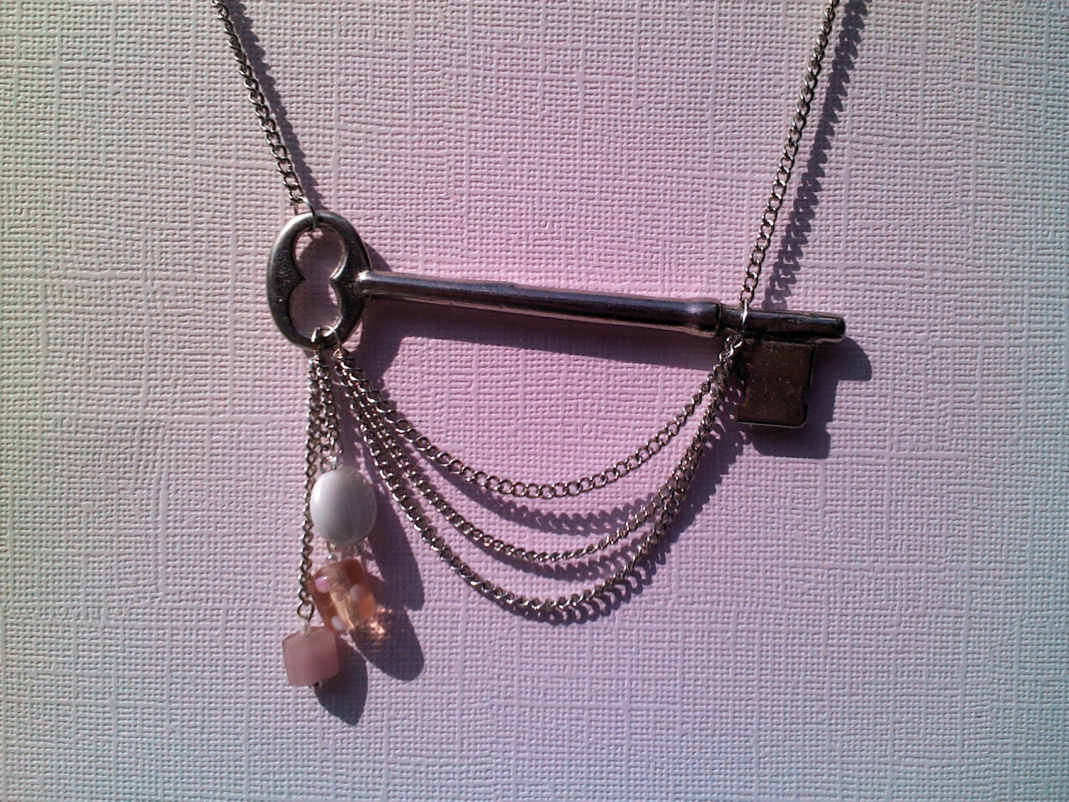 25 % Rabatt Auf Antiken Sideway Skelettschlüssel Halskette Rosa Und Weiß Perlen Baumeln Von Einem Silber Farbigen Schlüssel von LDJJewelry