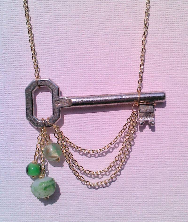 25 % Rabatt Auf Antiken Sideway Skelettschlüssel Halskette Verschieden Großen Helle Grüne Perlen Aus Einer Goldkette Baumelt von LDJJewelry