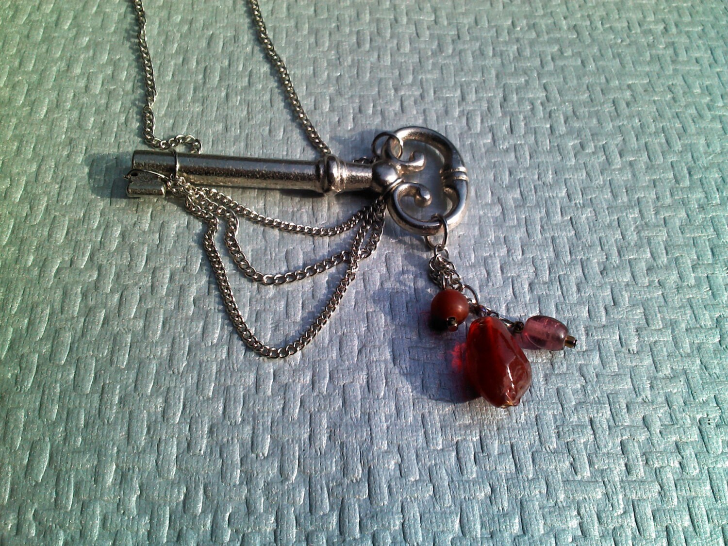 25% Sale Antik Seitlich Skelett Schlüsselkette Rudy Rote Perlen Unterschiedlicher Größe Baumeln Am Kopf Des Schlüssels. Tolles Geschenk von LDJJewelry