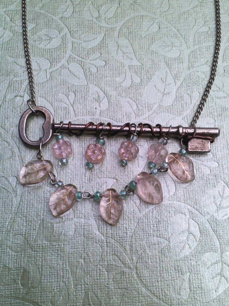 Antiken Seitwärts Skelettschlüssel Halskette Grüner Akzent Perlen, Rosa Blatt Und Blümchenperle Wichtige Hals. Süße Geschenk Für Ein Mädchen von LDJJewelry