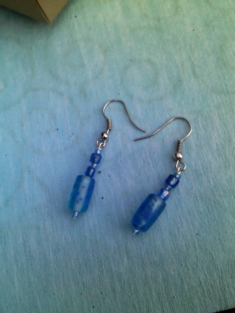 Blau Gesprenkelt Ohrringe Hellblauen Hintergrund Mit Dunkelblau Gefleckt von LDJJewelry