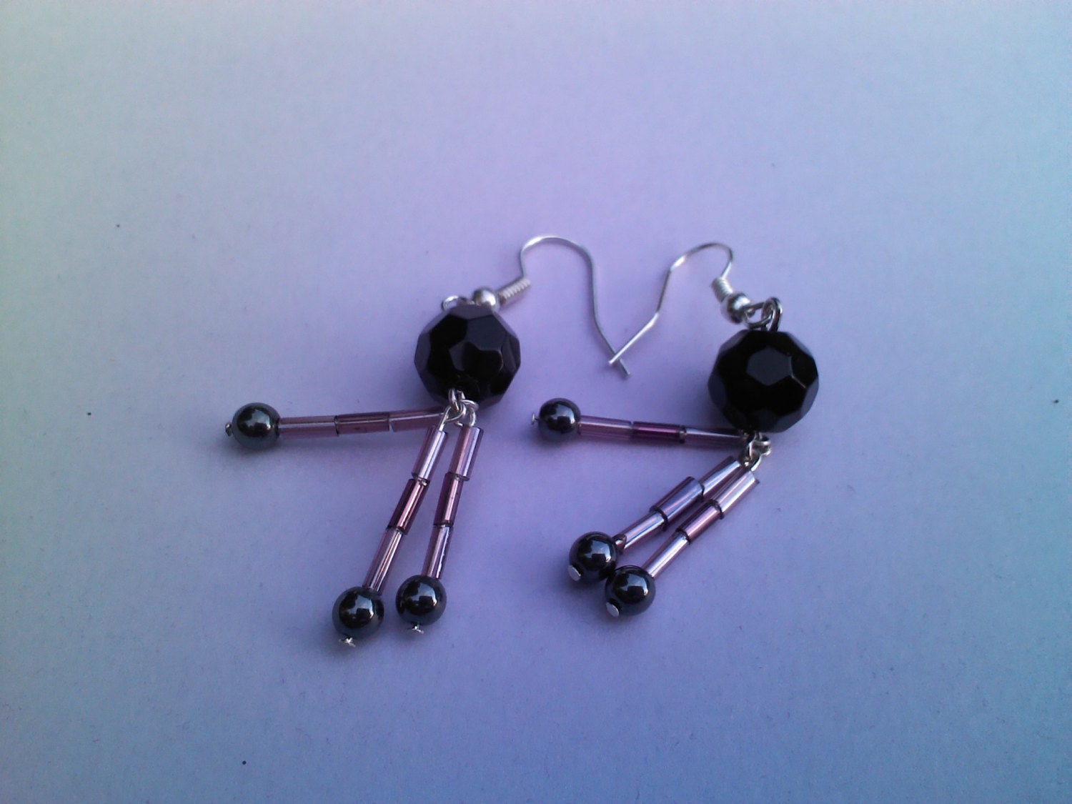 Elegante Handgemachte Dunkel Lila Glas Perlen Ohrringe von LDJJewelry