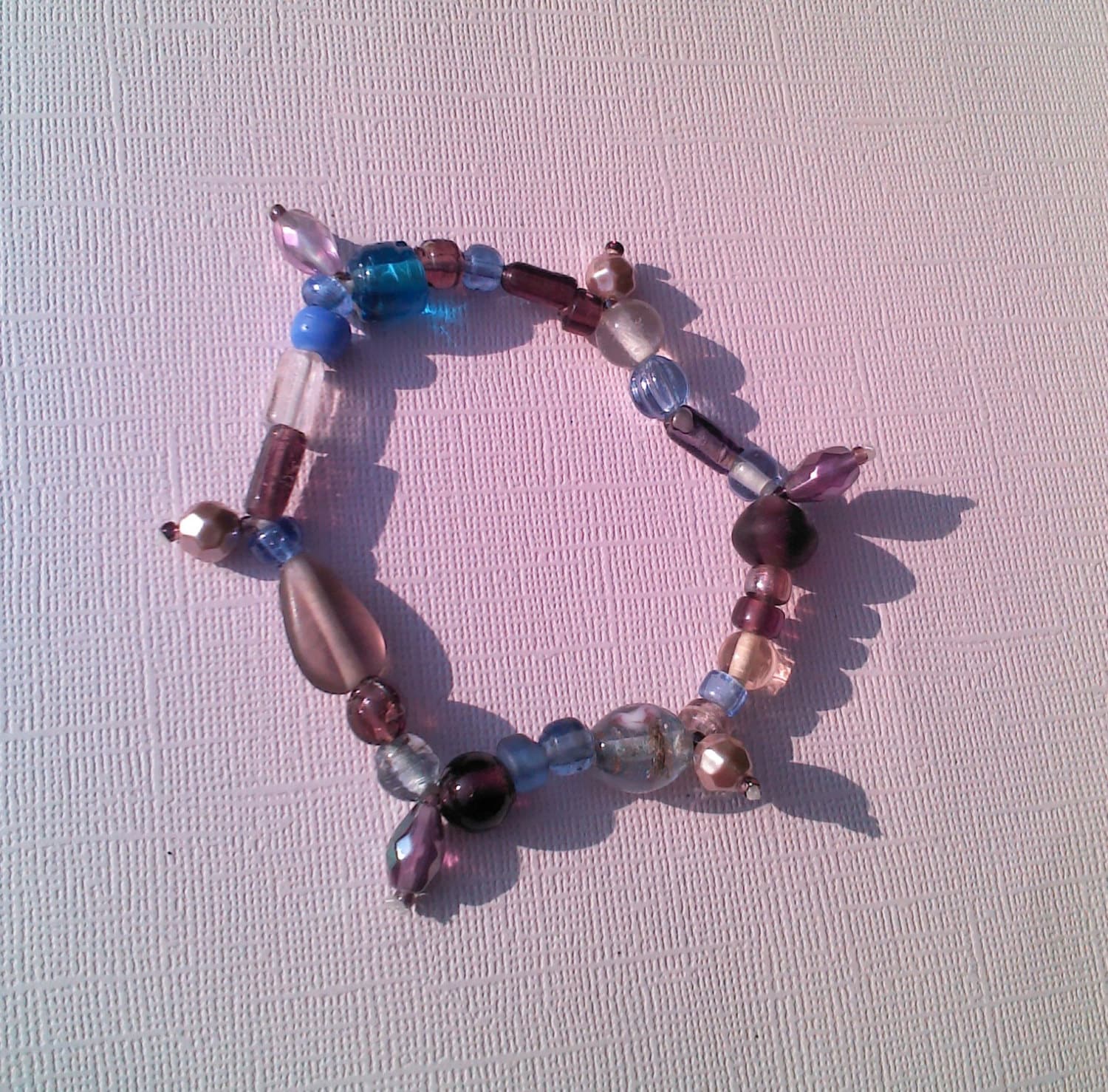 Große Hand Perlen Lila, Blau Und Rosa Armband. Mit Schillerndem Licht Lila Verziert. Armbänder Kaufen 2 Get 1 Free von LDJJewelry