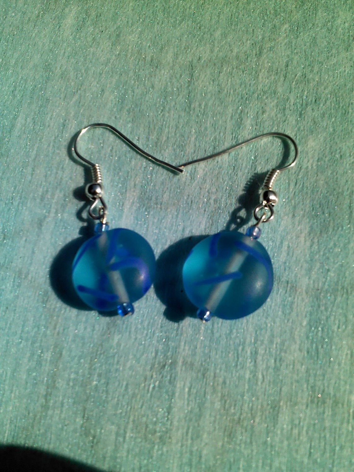 Kleine Blau Gestreiften Ohrringe Hellblauen Hintergrund Mit Dunkel Blauen Streifen von LDJJewelry