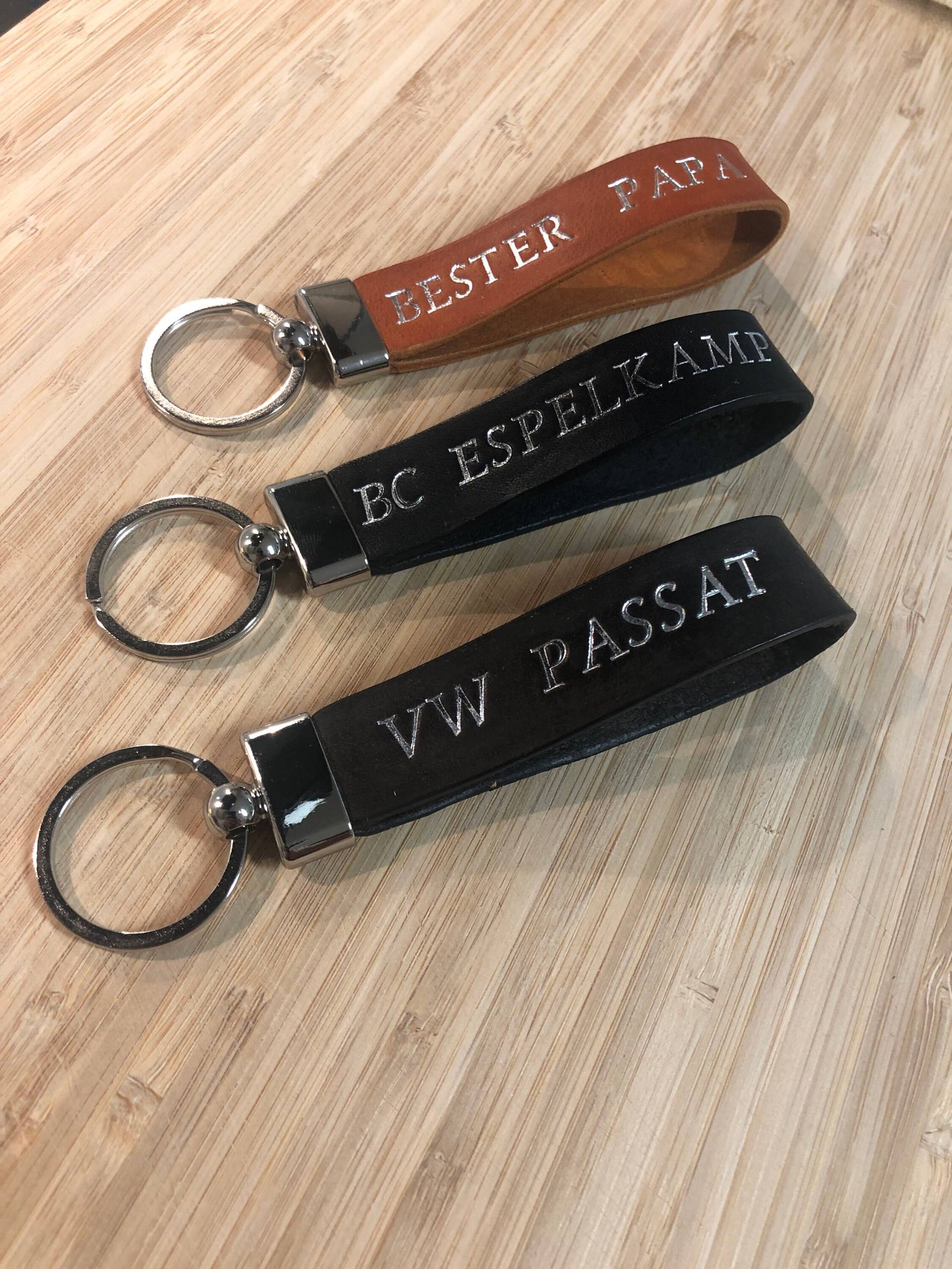 Schlüsselanhänger Aus Leder Mit Kostenlosen Wunschtext. Schlüsselband Für Haus Und/Oder Auto Prägung Und Edelstahlanhänger Schlüsselanhänger Aus Leder Mit Kostenlosen Wunschtext. Schlüsselband Für Haus Und/Oder Auto Prägung Und Edelstahlanhänger von LDRaccessoires