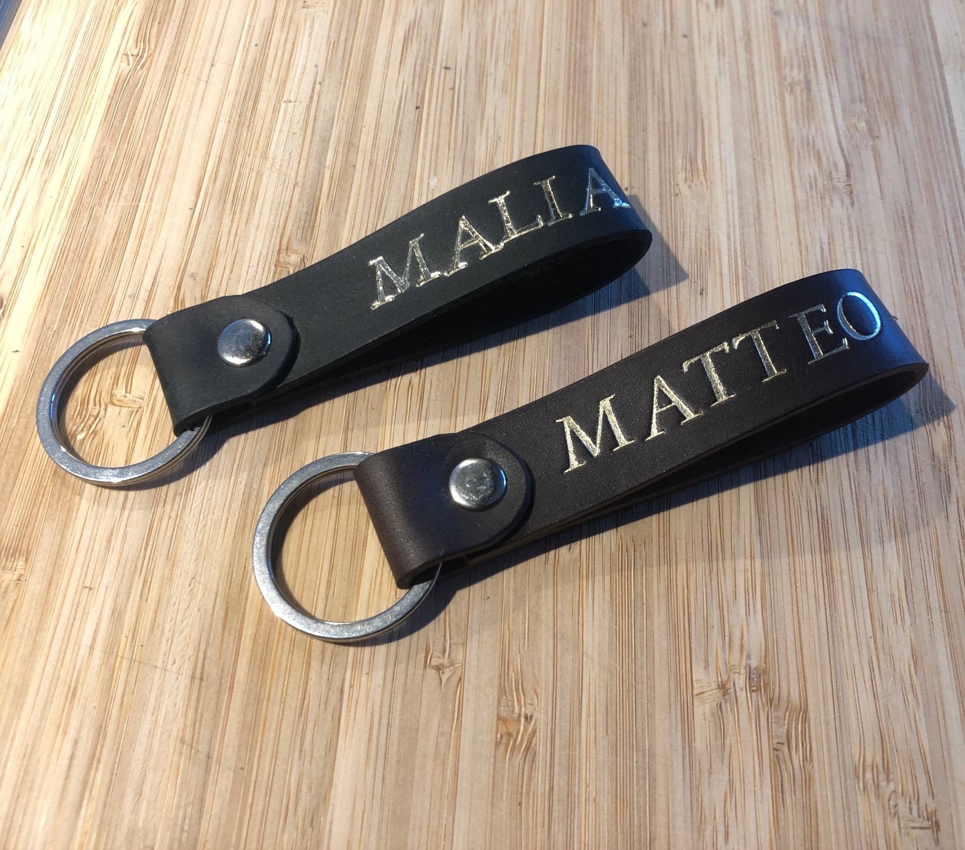 Schlüsselanhänger Aus Leder Mit Name Oder Wunschtext. Geschenk Für Frau Mann. Schlüsselband Haus Und/Oder Auto Metallic Prägung Schlüsselanhänger Aus Leder Mit Name Oder Wunschtext. Geschenk Für Frau Mann. Schlüsselband Haus Und/Oder Auto Metallic Prägung von LDRaccessoires