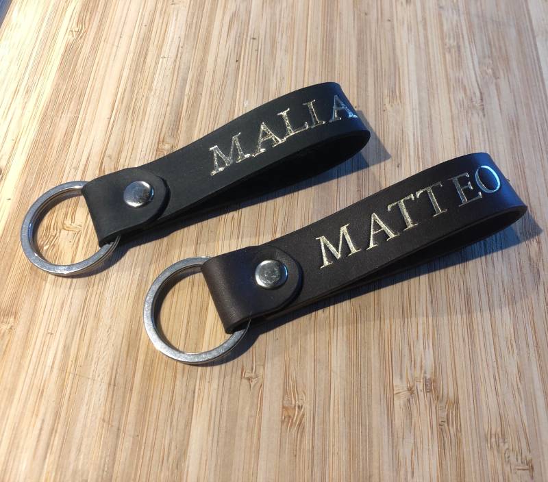Schlüsselanhänger Aus Leder Mit Name Oder Wunschtext. Geschenk Für Frau Mann. Schlüsselband Haus Und/Oder Auto Metallic Prägung Schlüsselanhänger Aus Leder Mit Name Oder Wunschtext. Geschenk Für Frau Mann. Schlüsselband Haus Und/Oder Auto Metallic Prägung von LDRaccessoires