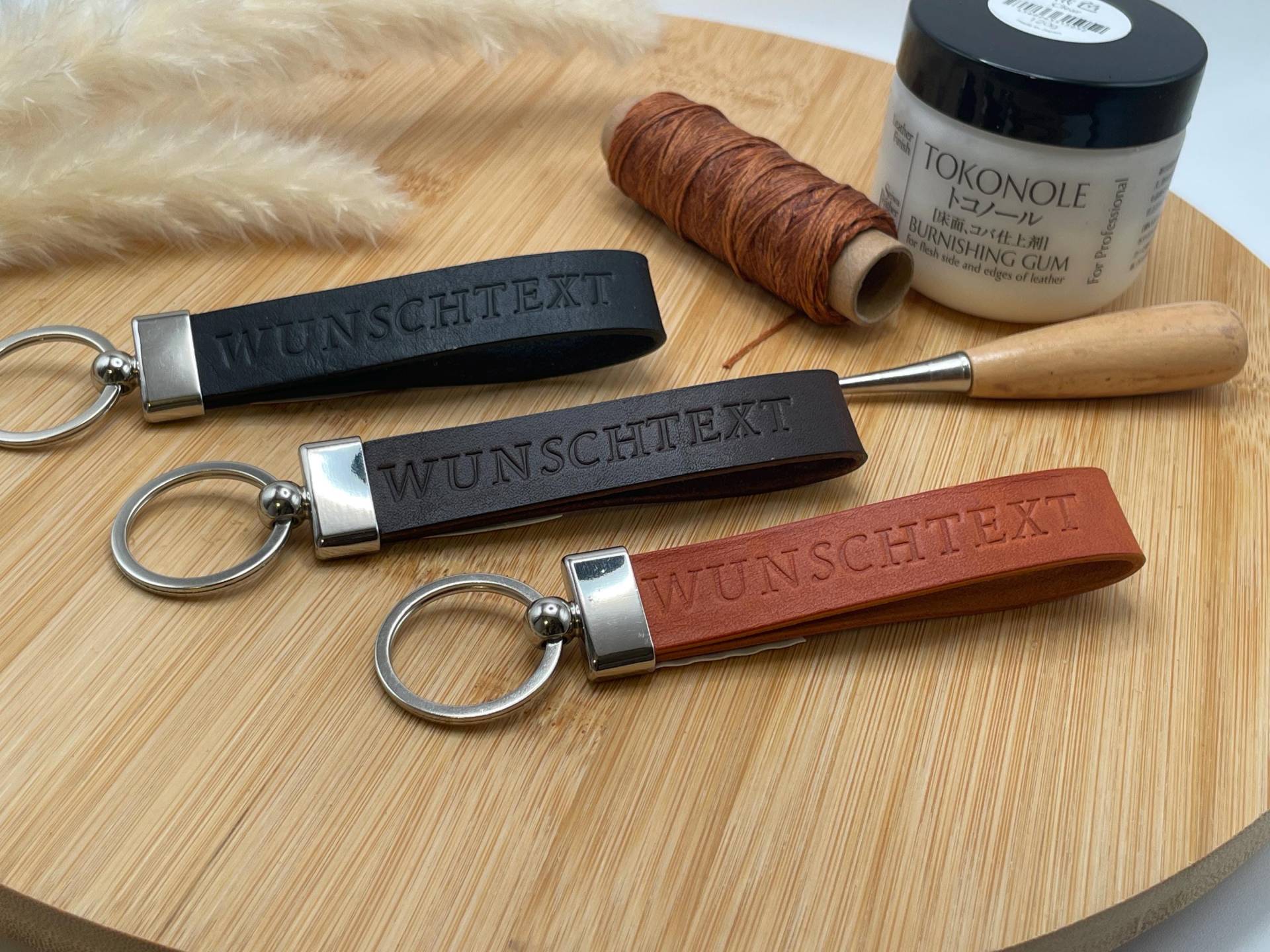 Schlüsselanhänger Aus Leder Mit Name. Geschenk Für Mama Oder Papa. Schlüsselband Haus Und/Oder Auto Prägung Und Edelstahlanhänger Schlüsselanhänger Aus Leder Mit Name. Geschenk Für Mama Oder Papa. Schlüsselband Haus Und/Oder Auto Prägung Und Edelstahlanhänger von LDRaccessoires