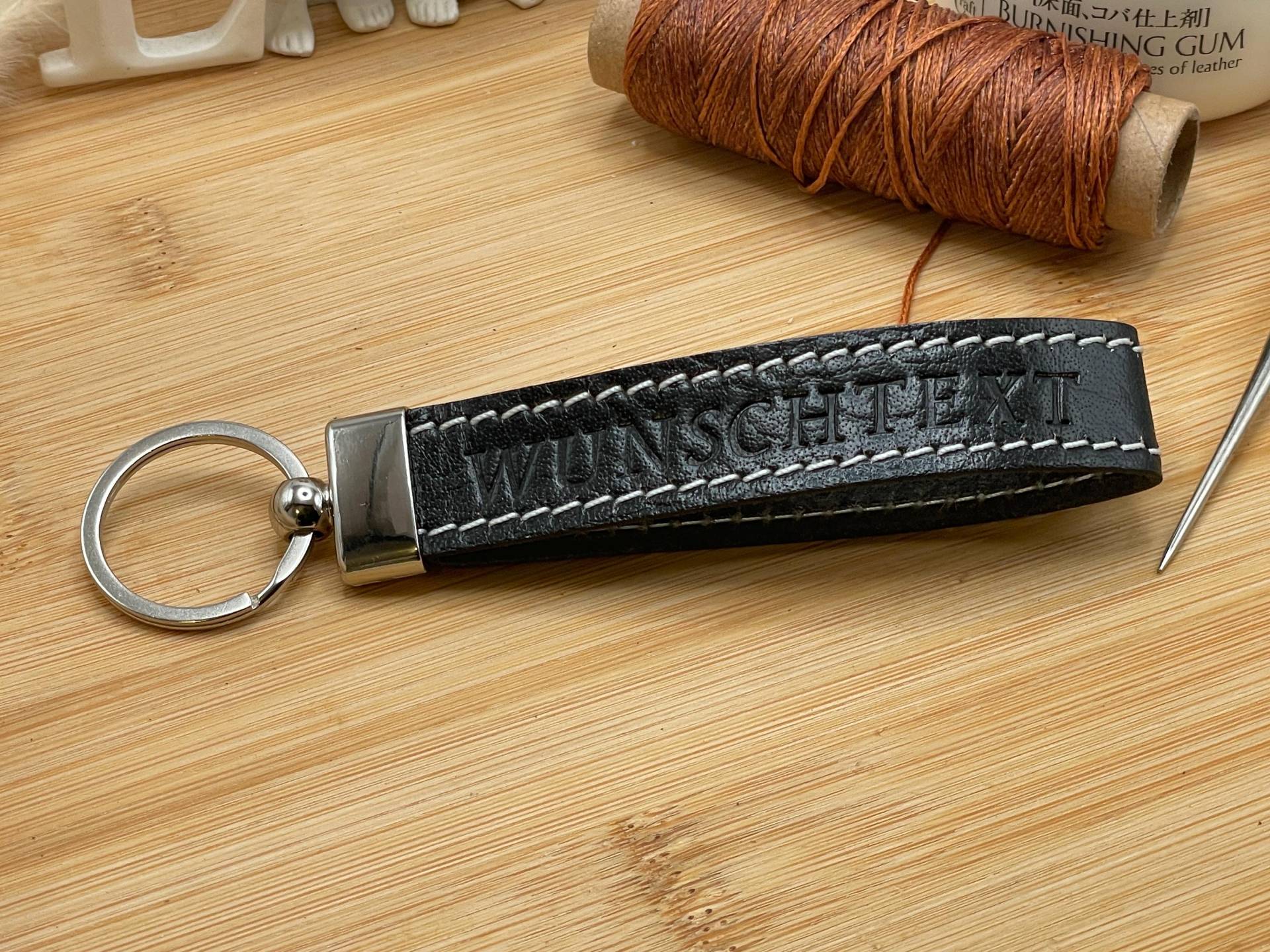 Schlüsselanhänger Aus Leder Mit Name. Geschenk Für Mama Oder Papa. Schlüsselband Haus Und/Oder Auto Prägung Und Edelstahlanhänger Schlüsselanhänger Aus Leder Mit Name. Geschenk Für Mama Oder Papa. Schlüsselband Haus Und/Oder Auto Prägung Und Edelstahlanhänger von LDRaccessoires