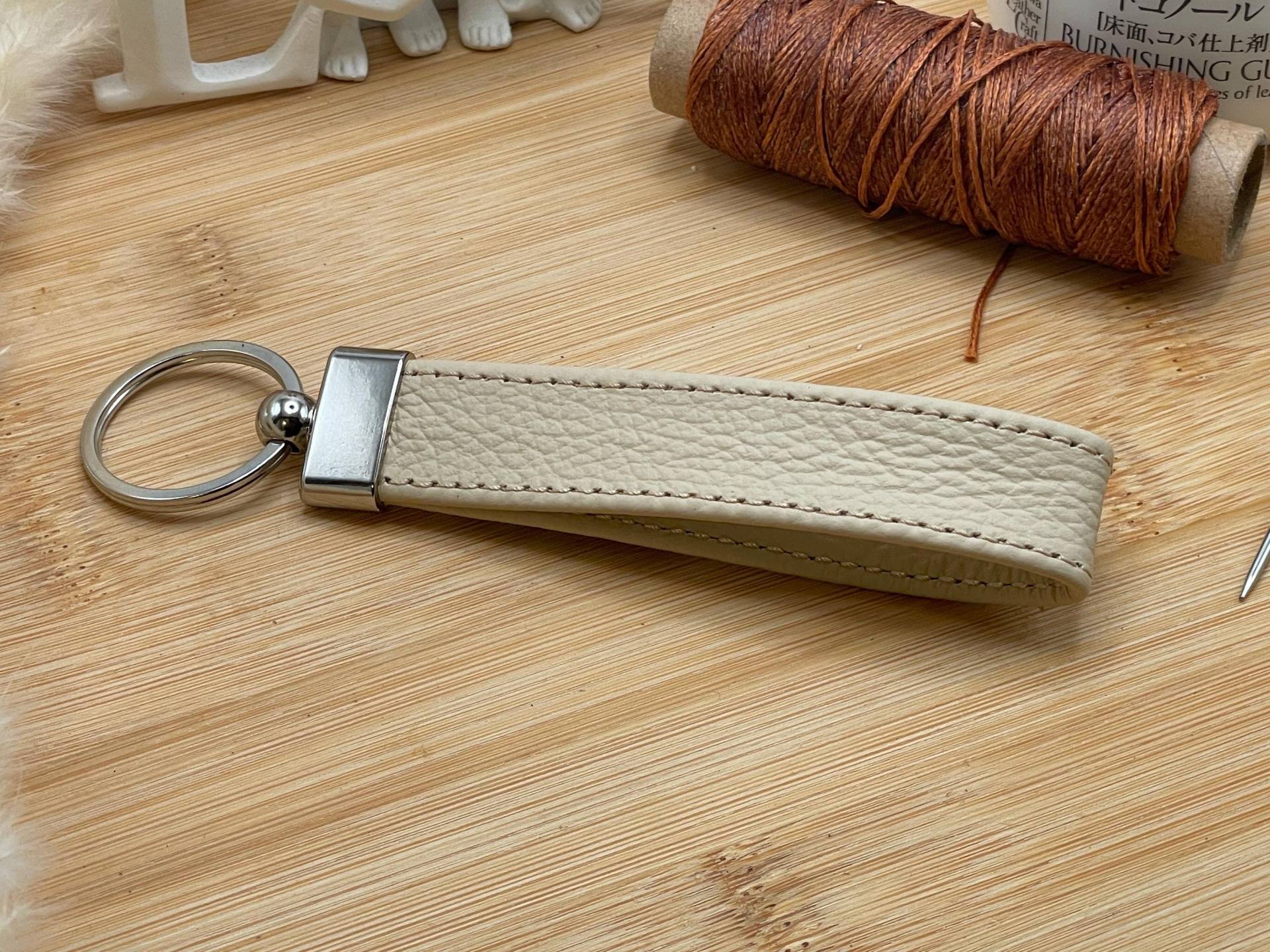Schlüsselanhänger Aus Leder Mit Name. Geschenk Für Mama Oder Papa. Schlüsselband Haus Und/Oder Auto Prägung Und Edelstahlanhänger Schlüsselanhänger Aus Leder Mit Name. Geschenk Für Mama Oder Papa. Schlüsselband Haus Und/Oder Auto Prägung Und Edelstahlanhänger von LDRaccessoires