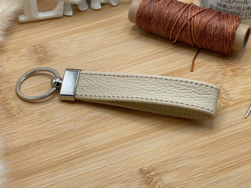 Schlüsselanhänger Aus Leder Mit Name. Geschenk Für Mama Oder Papa. Schlüsselband Haus Und/Oder Auto Prägung Und Edelstahlanhänger von LDRaccessoires