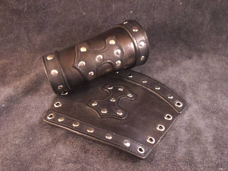 Handgefertigte Armschienen Aus Schwarzem Leder Thorshammer Mit Nieten von LEATHERELY