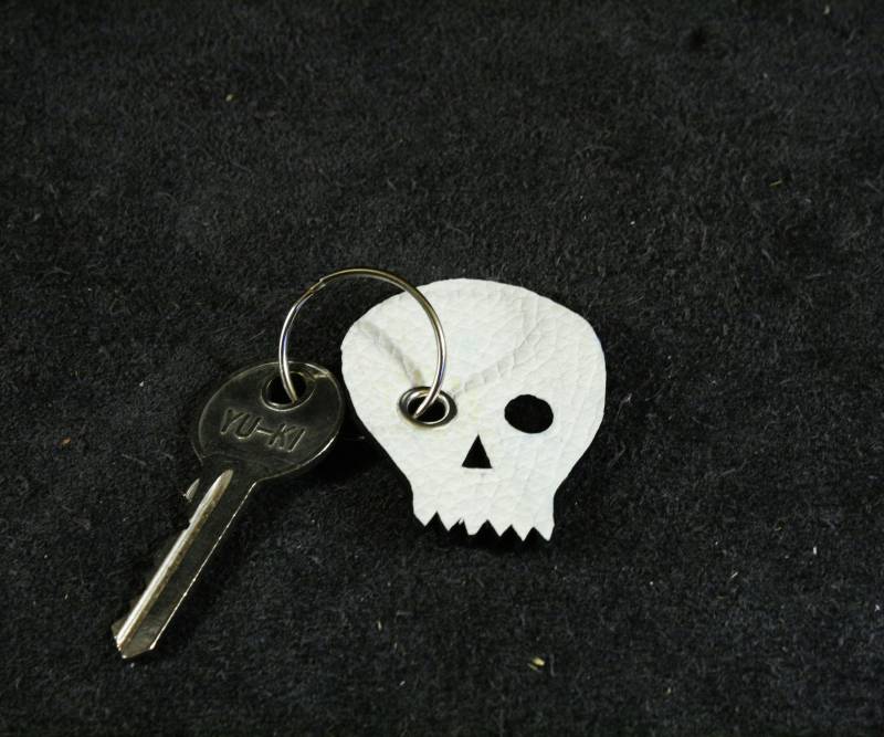 Handgefertigte Leder Skull Schlüsselanhänger Gothic Biker Schlüsselanhänger von LEATHERELY