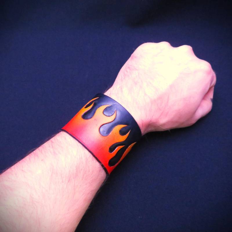 Handgefertigtes Schwarzes Lederflamme Armband Rocker Armreif von LEATHERELY