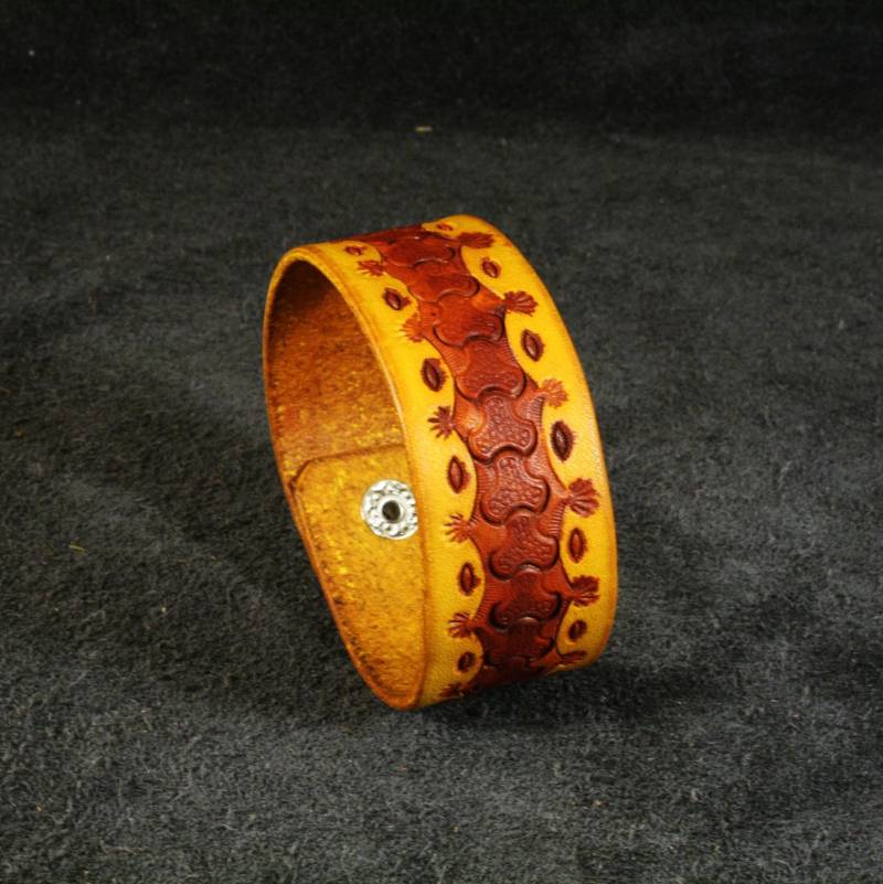 Handpunziertes Lederarmband Gelb & Braun von LEATHERELY