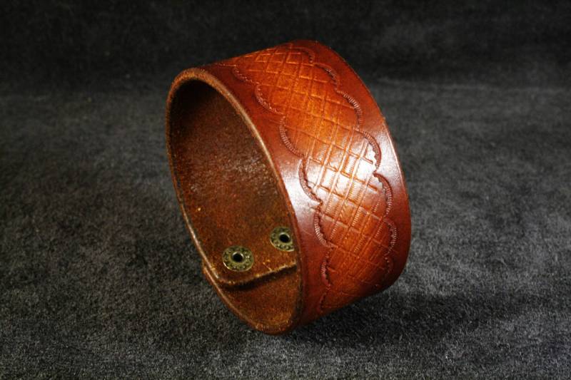 Handpunziertes Lederarmband Individuelle Braune Leder Armspange | 3.6 Inch von LEATHERELY