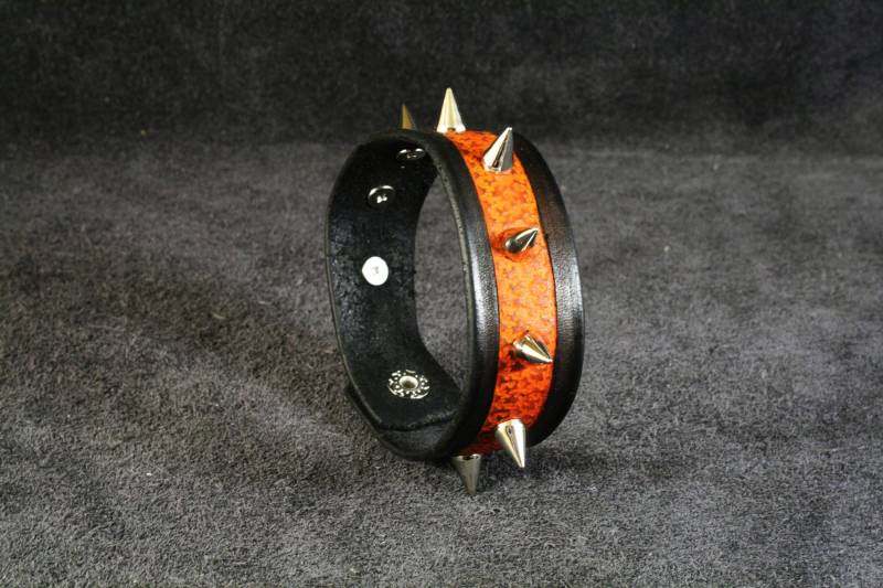 Handgemachtes Punk Schwarz Orange Leder Spike Armband Grunge Nieten Armreif von LEATHERELY