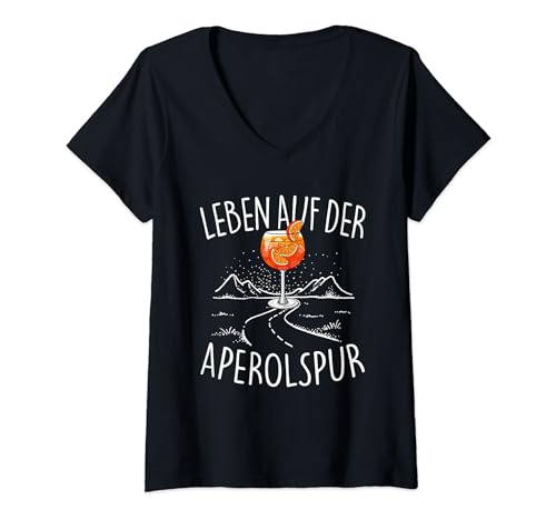 Damen LEBEN AUF DER APEROLSPUR - OFFICIAL SPRITZ CLUB Aperollin' T-Shirt mit V-Ausschnitt Damen LEBEN AUF DER APEROLSPUR - OFFICIAL SPRITZ CLUB Aperollin' T-Shirt mit V-Ausschnitt von LEBEN AUF DER APEROLSPUR. HALLÖCHEN APERÖLCHEN