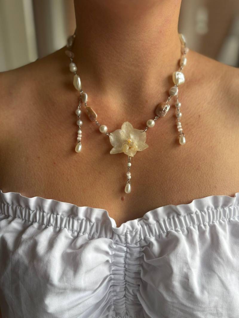 Handgefertigte Halskette Mit Echter Orchidee. Ein Stück Natur Zum Tragen Und Ein Originelles Geschenk Zu Jedem Anlass von LEFloralJewels