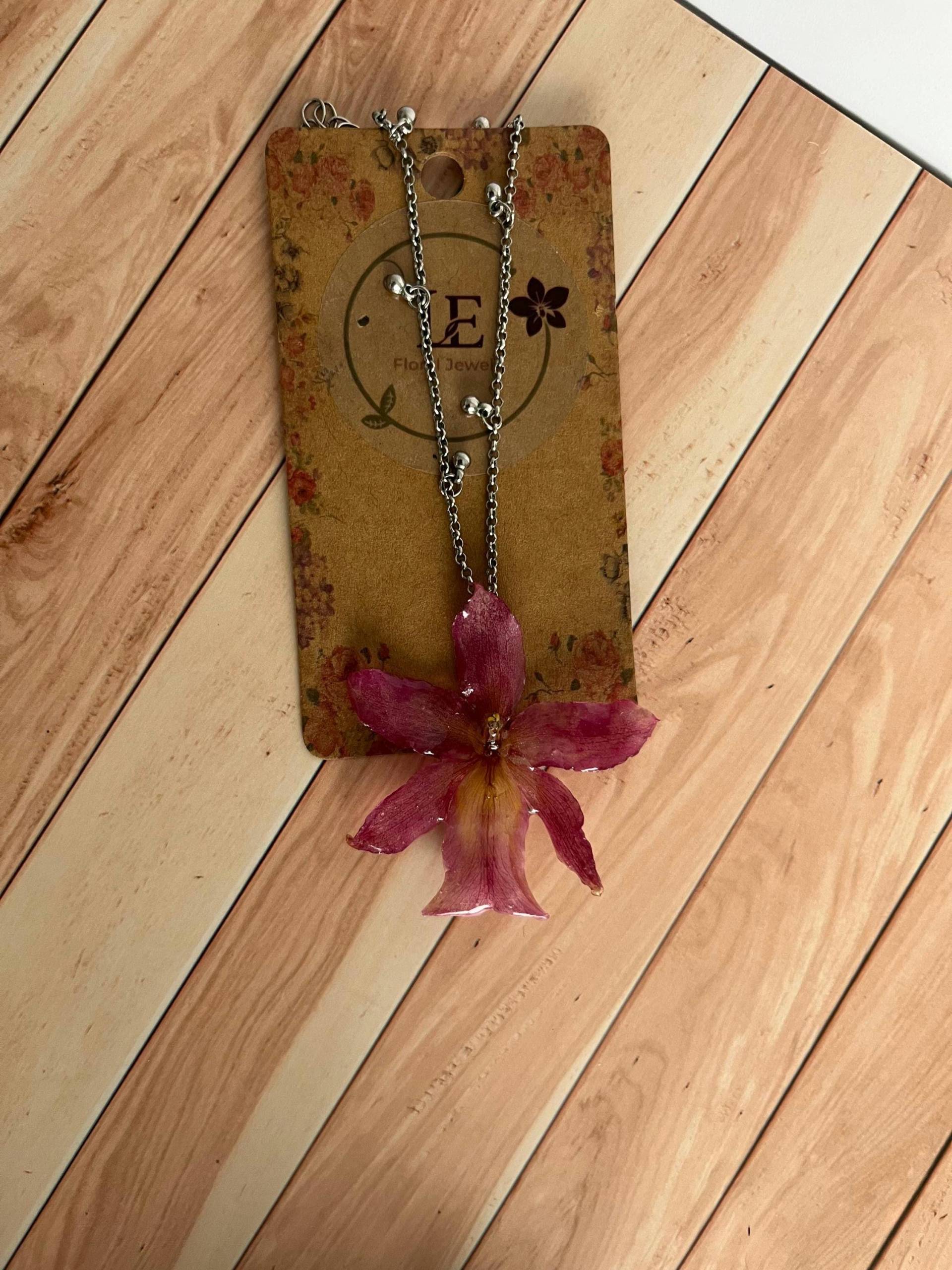 Handgefertigte Halskette Silber Mit Echter Orchidee. Ein Stück Natur Zum Tragen Und Ein Originelles Geschenk Zu Jedem Anlass Handgefertigte Halskette Silber Mit Echter Orchidee. Ein Stück Natur Zum Tragen Und Ein Originelles Geschenk Zu Jedem Anlass von LEFloralJewels