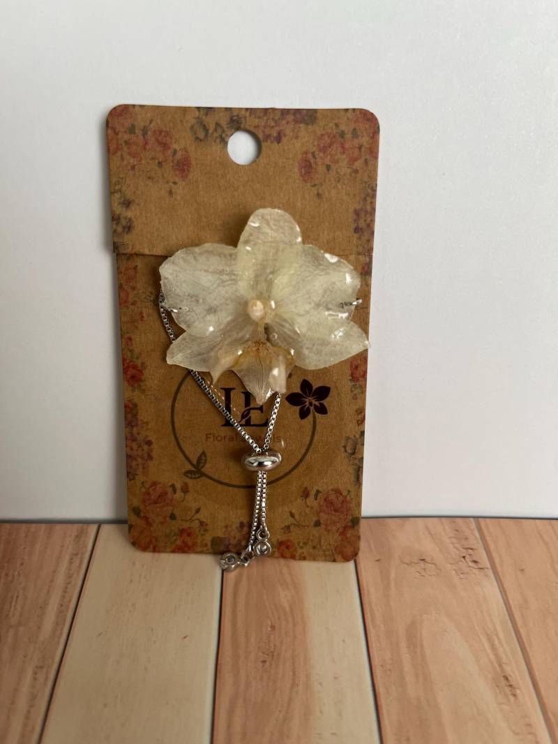 Handgefertigtes Armband Silber Mit Echter Orchidee. Ein Stück Natur Zum Tragen Und Ein Originelles Geschenk Zu Jedem Anlass von LEFloralJewels