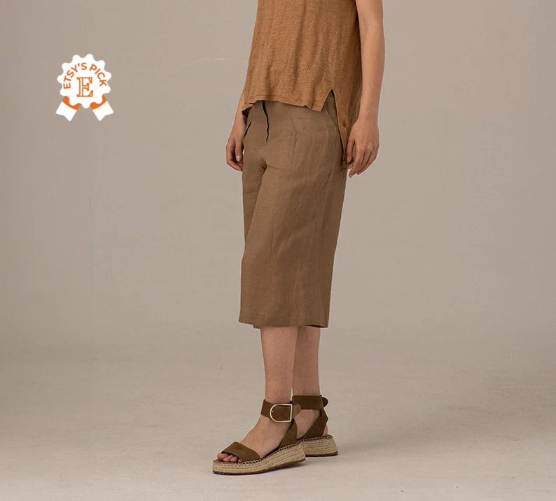 Leinen-Gaucho-stil Hose, Kurze Entspannte Midi Culottes, Natürliche Leinen Beige Sommerhose, Designer-Knöpfe & Reißverschluss Bequeme Hose Für Damen von LEICNECRAcasual