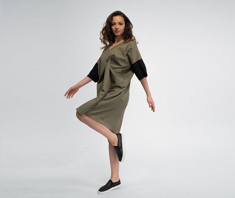 Minimal Kleid, Baggy Kleid Aus 100% Baumwolle, in Militärgrün, Langes Sommerkleid, A-Linie Modernes Freizeitkleid, Mit V-Ausschnitt von LEICNECRAcasual