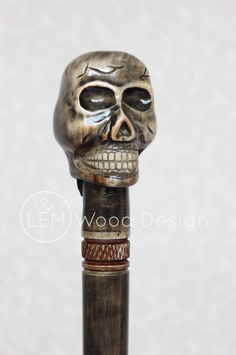 Holzstock "Totenkopf" Walking Sticks Canes Hochwertige Holz Bastelstange Handarbeit Geschnitzt Cane Perfektes Geschenk, Souvenir Aus Der Ukraine Holzstock "Totenkopf" Walking Sticks Canes Hochwertige Holz Bastelstange Handarbeit Geschnitzt Cane Perfektes Geschenk, Souvenir Aus Der Ukraine von LEMWoodDesign