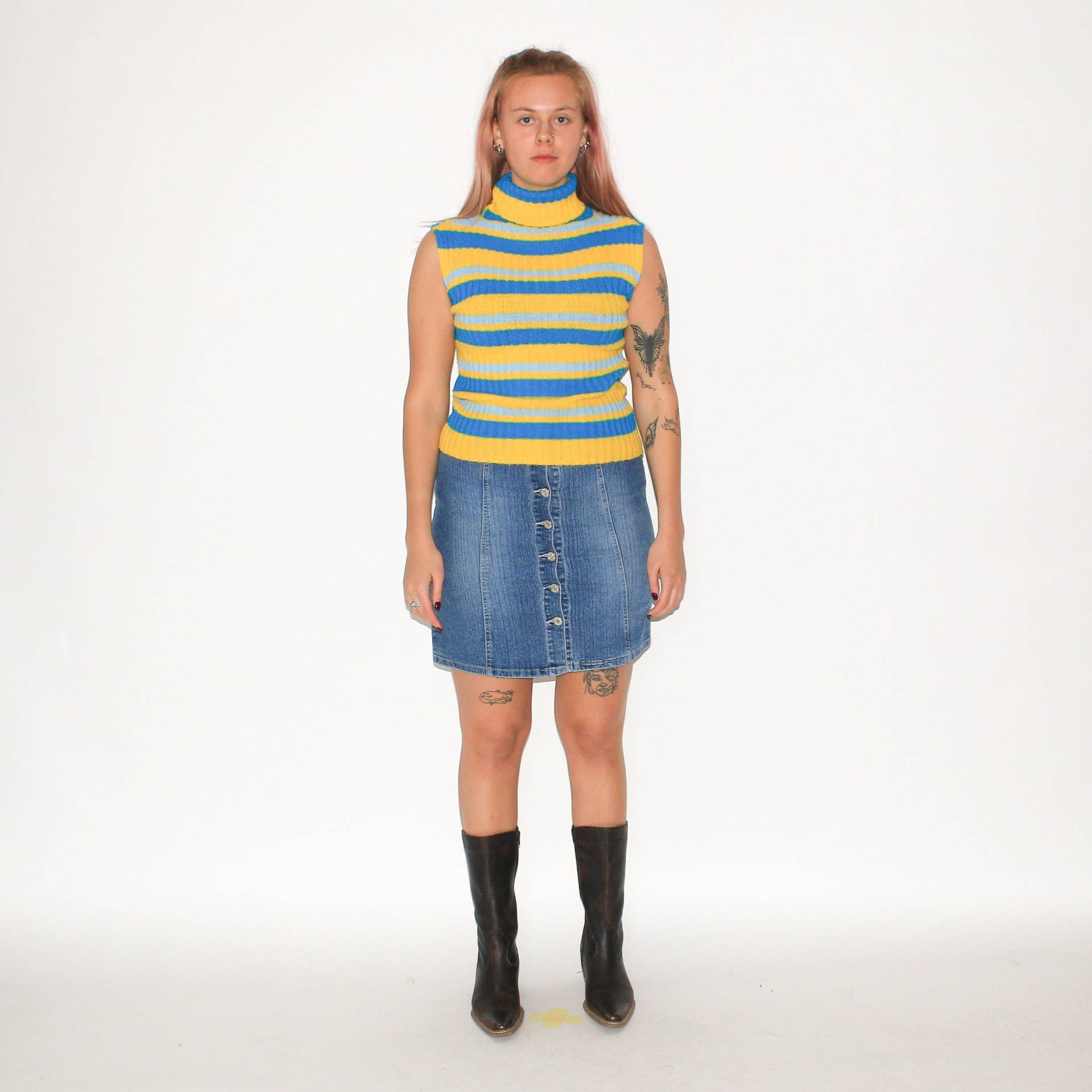Vintage Weste - Vintage 90Er Jahre Süße Gestreifte Rollkragenweste in Gelb/Blau Vintage Weste - Vintage 90Er Jahre Süße Gestreifte Rollkragenweste in Gelb/Blau von LEREAL