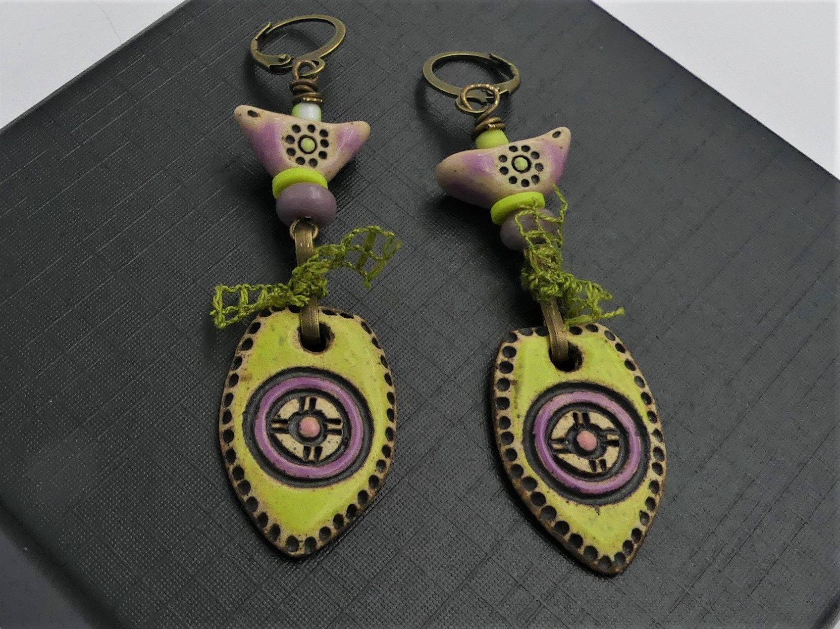Rustikale Ohrringe, Handgefertigte Keramik, Glasscheiben, Bronzefarbenes Metallgewebe, Schwellenverschlüsse Rustikale Ohrringe, Handgefertigte Keramik, Glasscheiben, Bronzefarbenes Metallgewebe, Schwellenverschlüsse von LESBIJOUXDEFRANCESCA