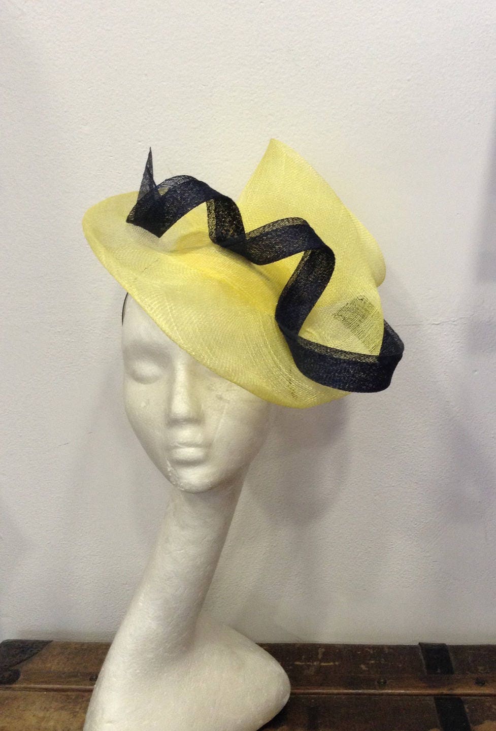 Fascinator Für Hochzeiten, Gelb Und Marineblau, Scoubidou in Form Einer Doppelten Schnörkel, Hochzeit - Zeremonie, Sonderanfertigung Fascinator Für Hochzeiten, Gelb Und Marineblau, Scoubidou in Form Einer Doppelten Schnörkel, Hochzeit - Zeremonie, Sonderanfertigung von LESCRAPOUSSINES1