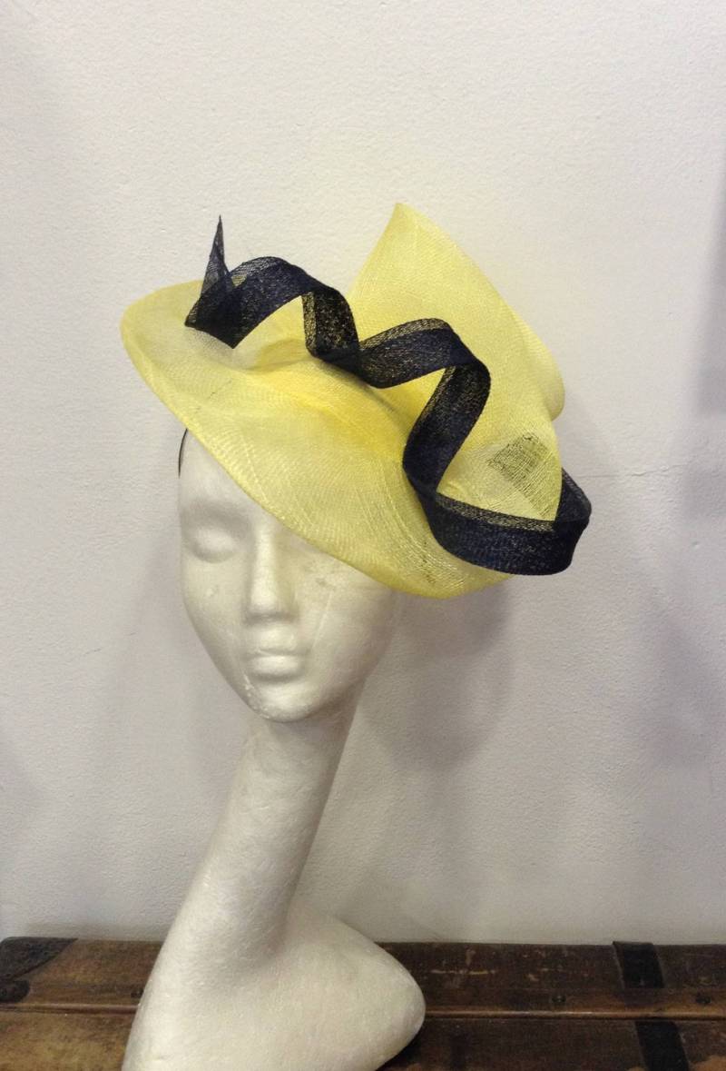 Fascinator Für Hochzeiten, Gelb Und Marineblau, Scoubidou in Form Einer Doppelten Schnörkel, Hochzeit - Zeremonie, Sonderanfertigung Fascinator Für Hochzeiten, Gelb Und Marineblau, Scoubidou in Form Einer Doppelten Schnörkel, Hochzeit - Zeremonie, Sonderanfertigung von LESCRAPOUSSINES1