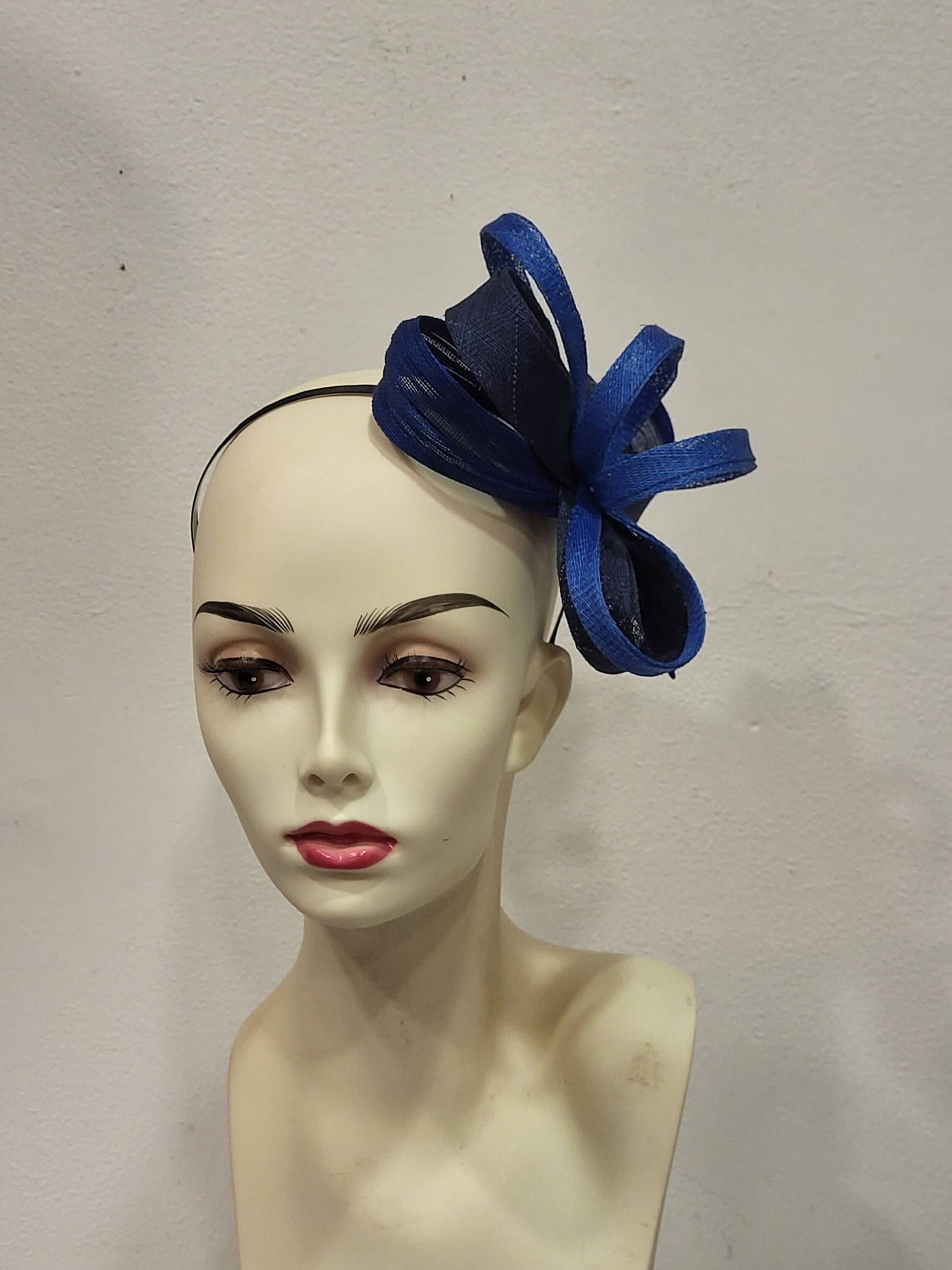 Fascinator in Königsblau Und Mitternachtsblau, Aus Sisal Buntal, Hochzeitszeremonie, Modell „Trilogie", Sonderanfertigung Fascinator in Königsblau Und Mitternachtsblau, Aus Sisal Buntal, Hochzeitszeremonie, Modell „Trilogie", Sonderanfertigung von LESCRAPOUSSINES1