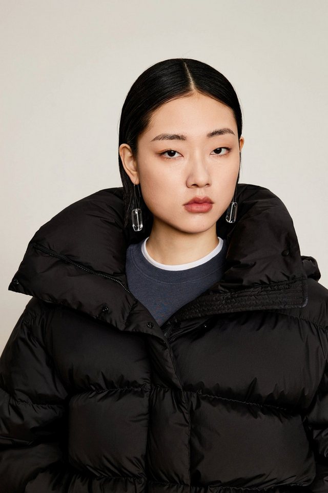 LESS Daunenjacke Damen elegante Daunenjacke mit abnehmbarer Kapuze in Schwarz von LESS