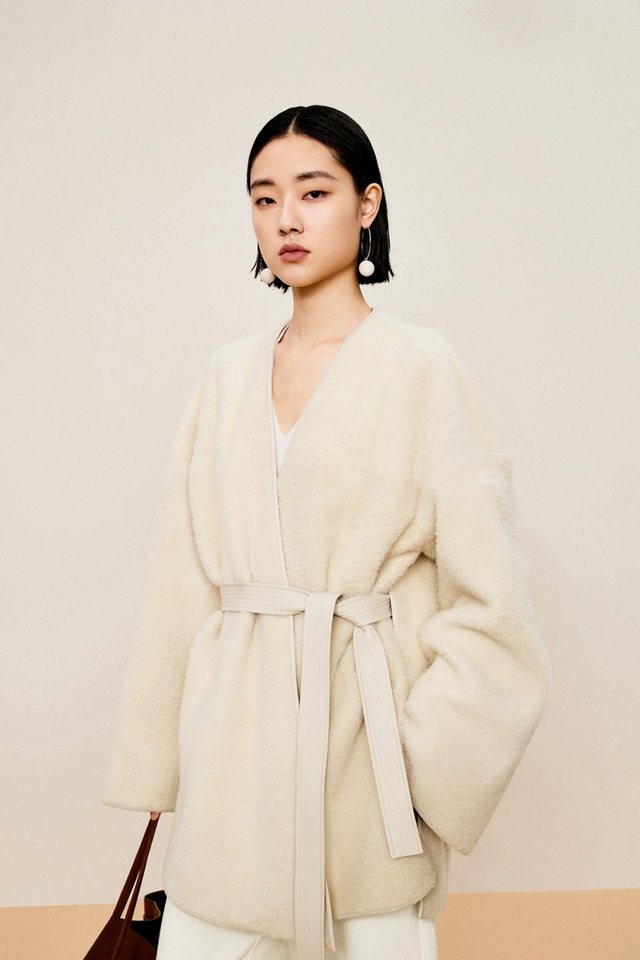 LESS Wolljacke Damen Loose Lamm Felljacke mit Bindeband Off-White von LESS