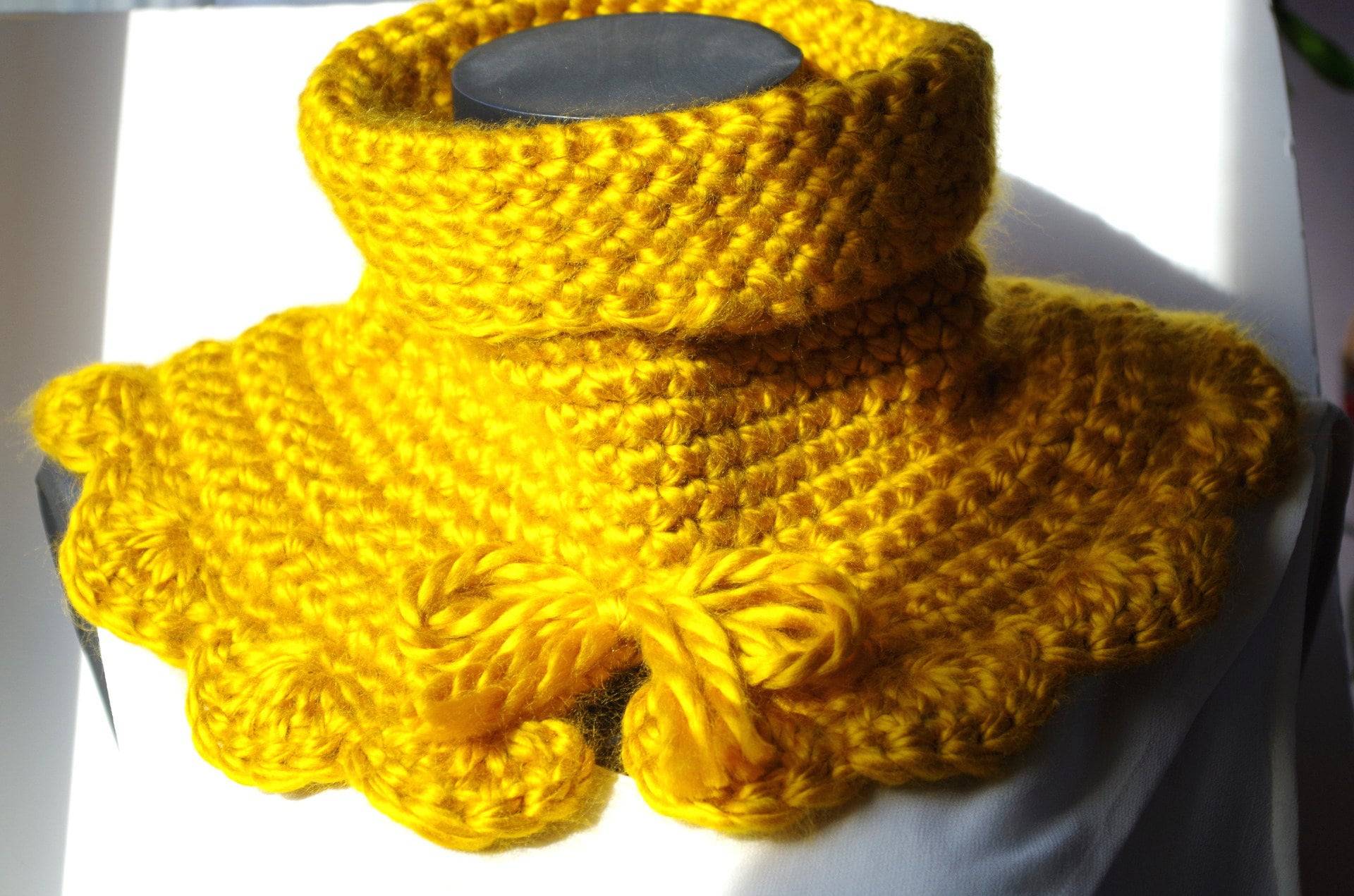 Aus Goldgelber Wolle Gehäkelter Schlauchschal Mit Einer Länge Von 42 cm An Der Basis Und 23 Spitze von LESSNOODSDEFANFAN