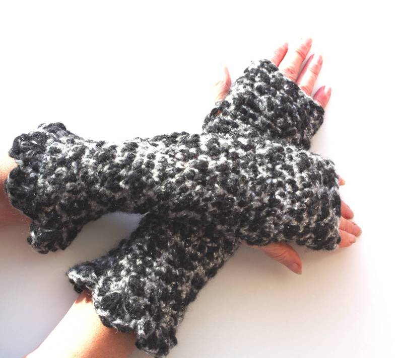 Gehäkelte Fäustlinge Aus Schwarzer, Grauer Und Silberner Wolle Mit 20 % Lurex, 29 cm Lang von LESSNOODSDEFANFAN