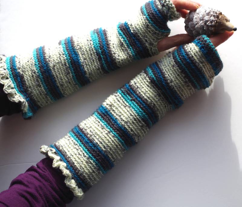Gehäkelte Fäustlinge Aus Türkisblauer Ungebleichter Wolle, Braun Sind Sie 32 cm Lang Gehäkelte Fäustlinge Aus Türkisblauer Ungebleichter Wolle, Braun Sind Sie 32 cm Lang von LESSNOODSDEFANFAN