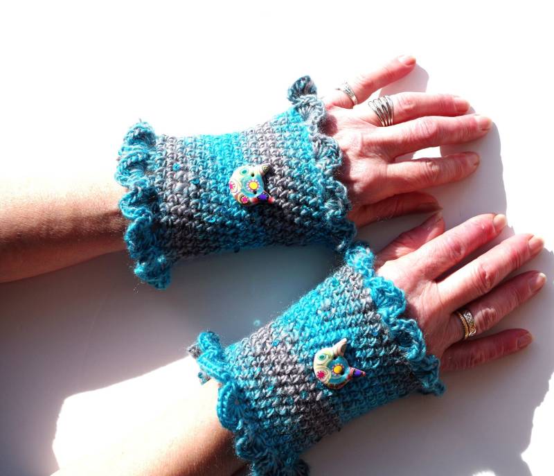 Gehäkelte Manschettenhandschuhe Aus Türkisfarbener Und Grauer Wolle von LESSNOODSDEFANFAN
