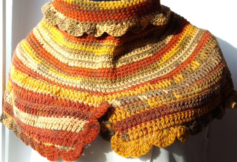 Gehäkelter Schlauchschal Aus 70 % Reiner, Mehrfarbiger Wolle in Beige-, Gelb-, Braun - Und Grautönen von LESSNOODSDEFANFAN