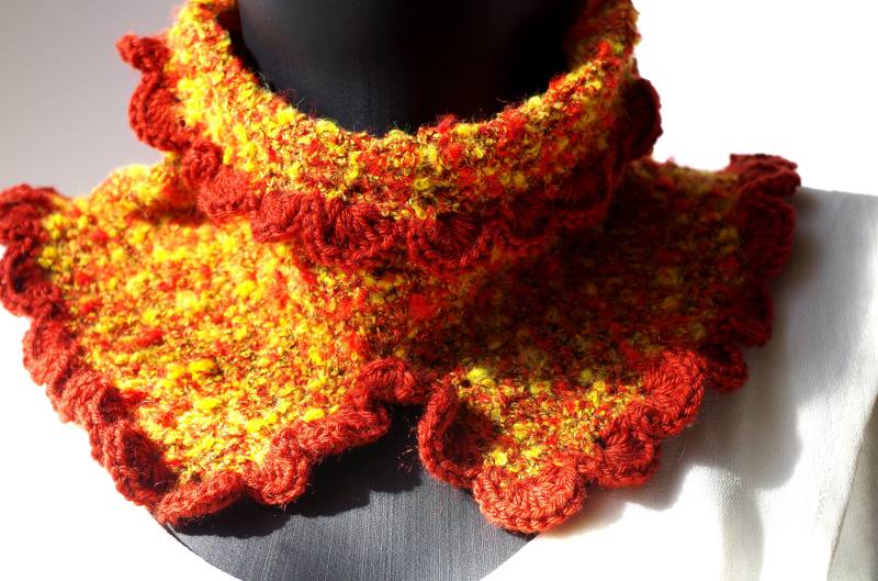 Gehäkelter Schlauchschal Aus Gelb-Rot-Braun Gesprenkelter Wolle von LESSNOODSDEFANFAN