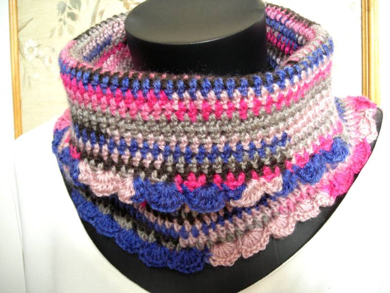 Gehäkelter Schlauchschal Aus Katia-Wolle in Blau - Und Rosatönen, 23 cm Lang 34 An Der Basis von LESSNOODSDEFANFAN